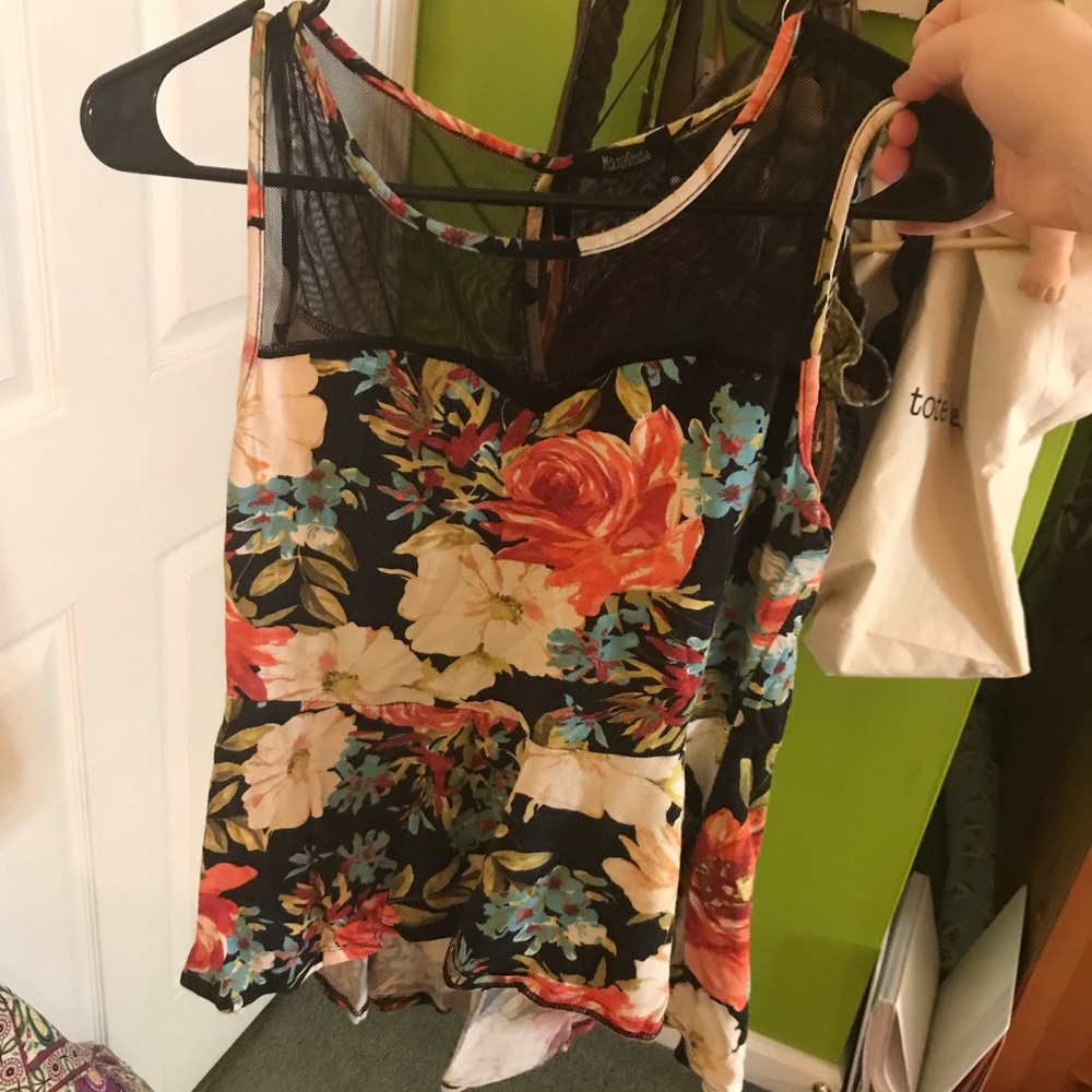 Floral Pattern High Low Top - Picture 2 of 4